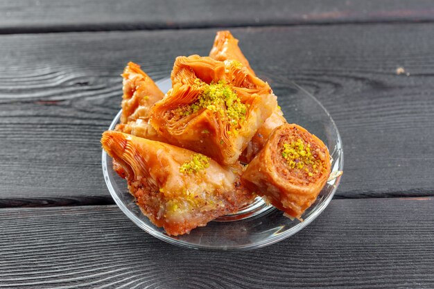 Baklava tradicional en mesa de madera