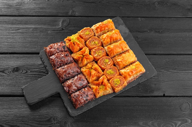 Baklava tradicional na mesa de madeira