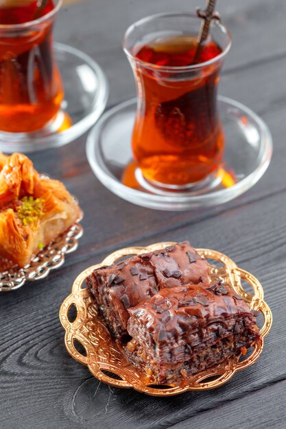 Baklava tradicional na mesa de madeira