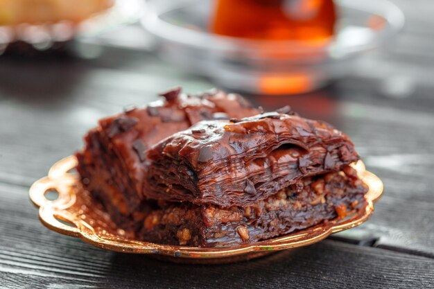 Baklava tradicional na mesa de madeira