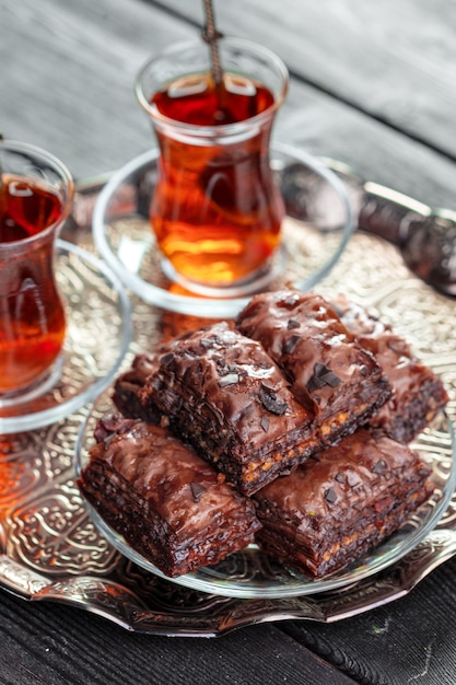 Baklava tradicional na mesa de madeira