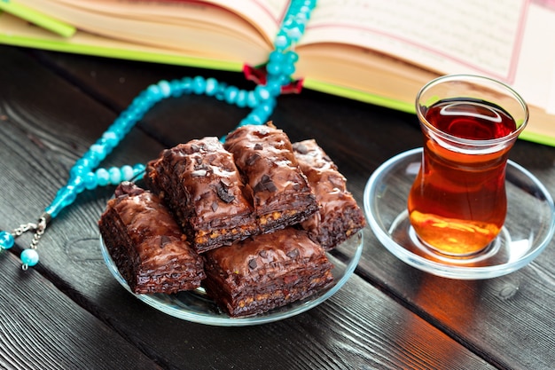 Baklava tradicional na mesa de madeira