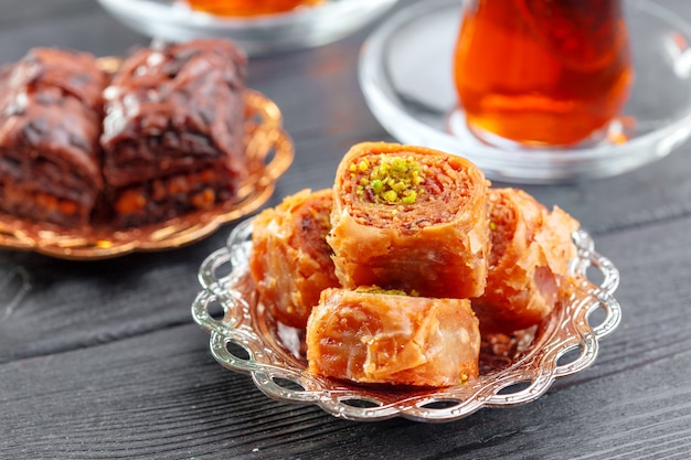 Baklava tradicional na mesa de superfície de madeira