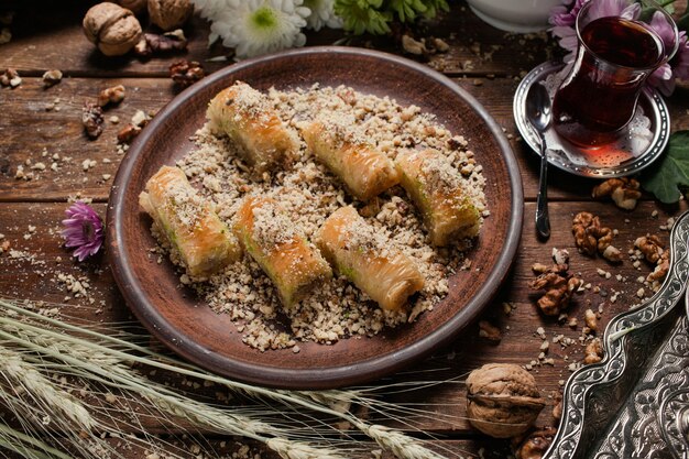 Baklava traditionelles orientalisches Dessert. Frühstückskonzept mit Tee und türkischem Gebäck