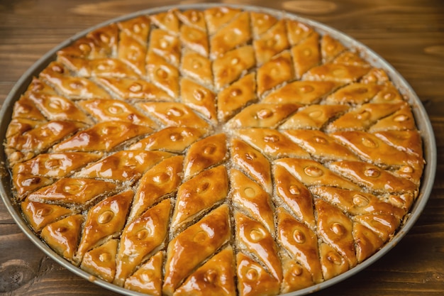 Baklava con las tuercas en un fondo de madera. Enfoque selectivo