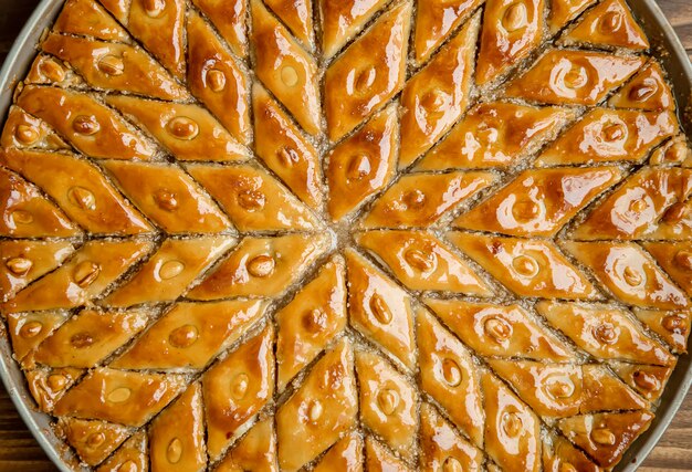 Baklava con las tuercas en un fondo de madera. Enfoque selectivo