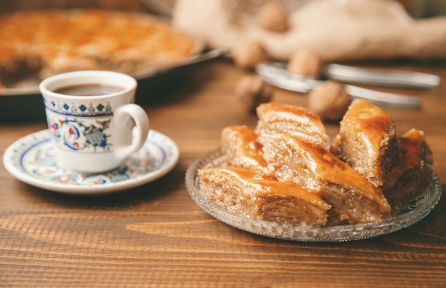 Baklava con las tuercas en un fondo de madera. Enfoque selectivo