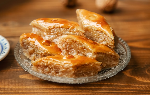 Baklava con las tuercas en un fondo de madera. Enfoque selectivo