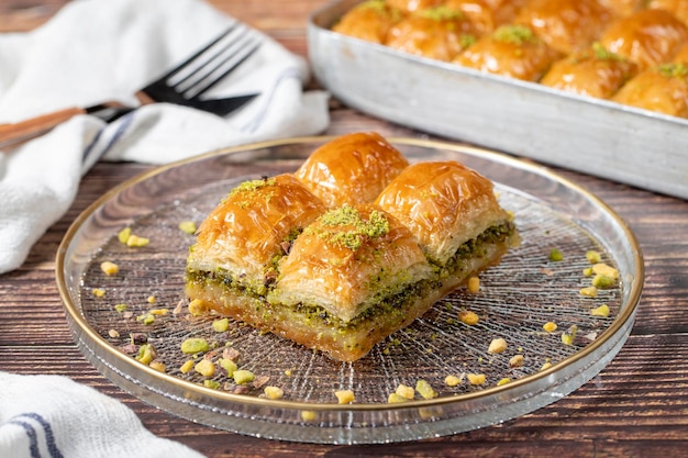 Baklava turca de pistache delícias da culinária turca Baklava em fundo de madeira em close-up