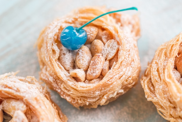 Baklava turca decorada con cerezas de cóctel