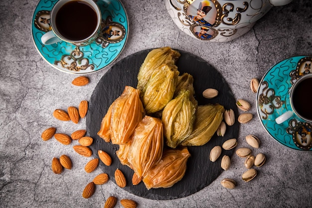 Baklava turco, árabe y té con miel