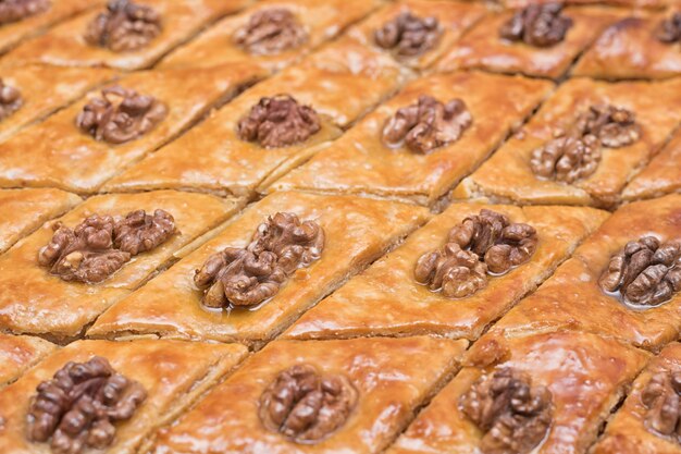 Baklava turco com nozes. Fechar-se. Sobremesa Oriental Tradicional