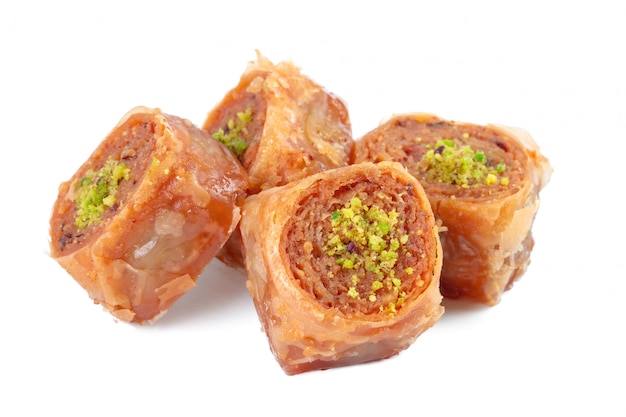 Baklava turco da sobremesa de Ramadan isolado no branco
