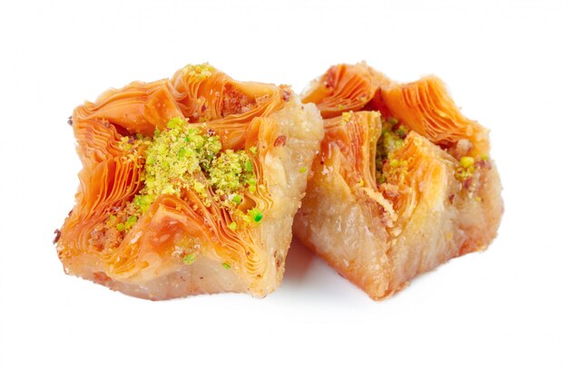 Baklava turco da sobremesa de Ramadan isolado no branco