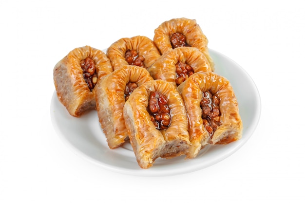 Baklava turco da sobremesa de ramadan isolado no branco