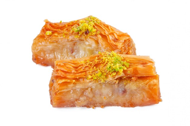 Baklava turco da sobremesa do ramadã isolado