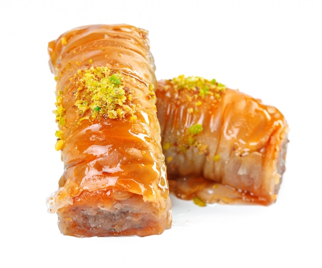 Baklava turco da sobremesa do ramadã isolado