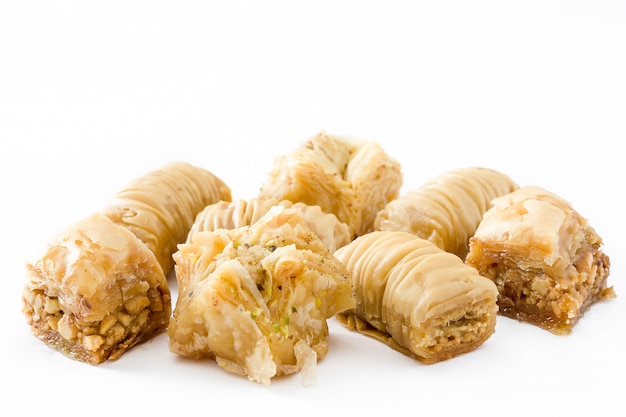 Baklava turco de sobremesa isolado no branco