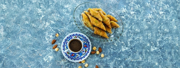 Baklava turco e café na mesa Foco seletivo