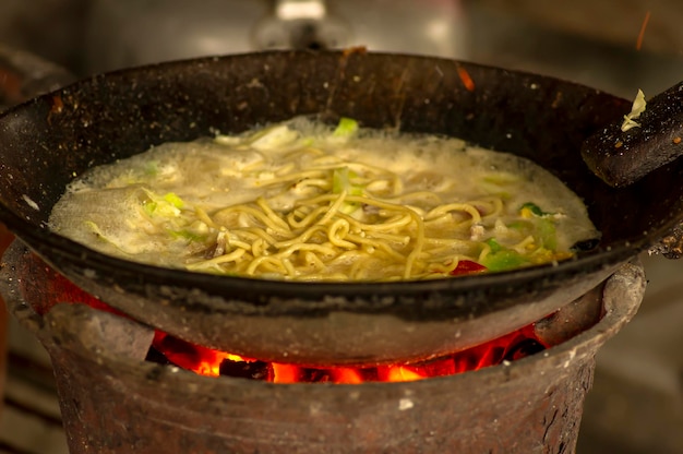 Bakmi comida tradicional indonesia fideos hervidos cocinados con especias típicas de la cocina javanesa