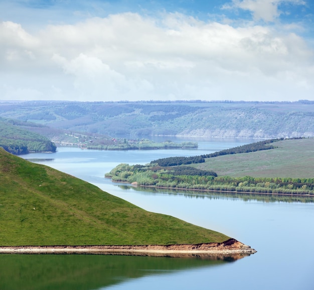 Bakota-Bucht am Fluss Dnister und historische versunkene Siedlung dunstiger Frühlingsblick Oblast Chmelnyzkyj Ukraine