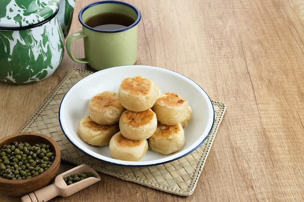 Bakpia, Bakpia Pathok é um alimento típico de Yogjakarta feito de uma mistura de feijão verde, farinha, açúcar