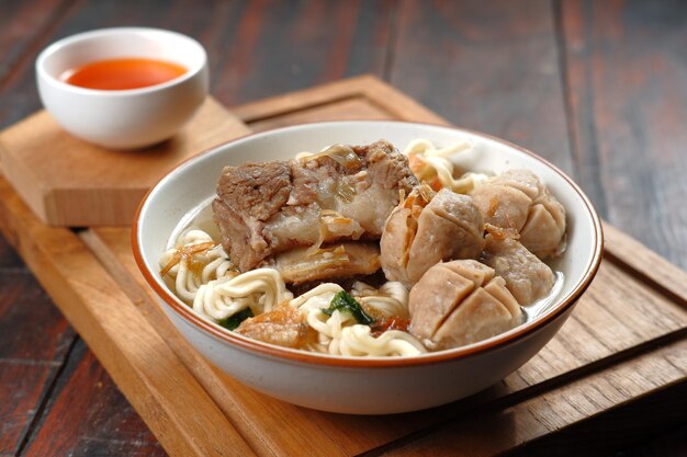 bakso, albóndigas, fideos con sopa servida con chile, salsa agria, estilo de comida indonesia