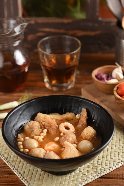 Bakso cuanki ist eine indonesische traditionelle straßenküche, beliebte fleischbällchensuppe