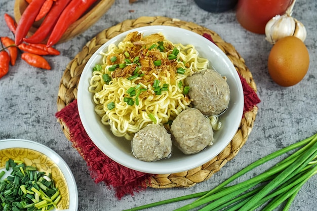 Foto bakso es una sopa de albóndigas popular profundamente arraigada en la cultura indonesia.