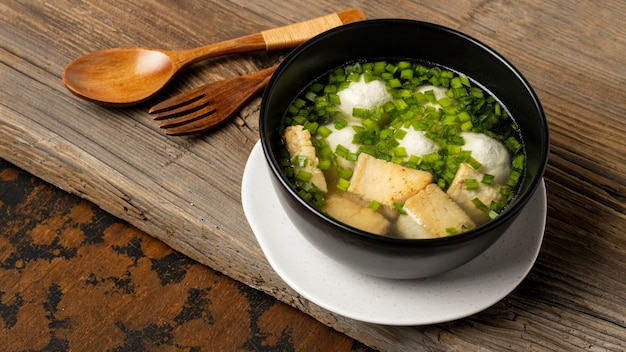 Foto bakso indonésio delicioso de alto ângulo