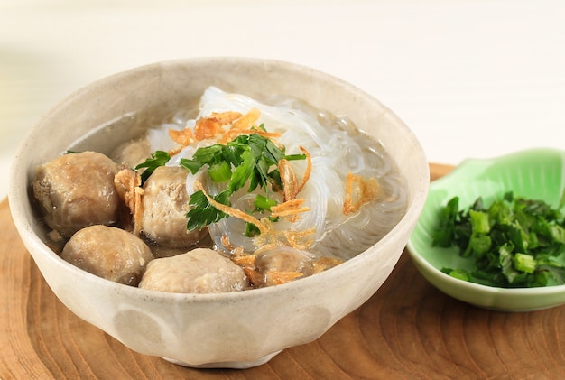 Bakso, indonesische Suppe mit Nudeln serviert