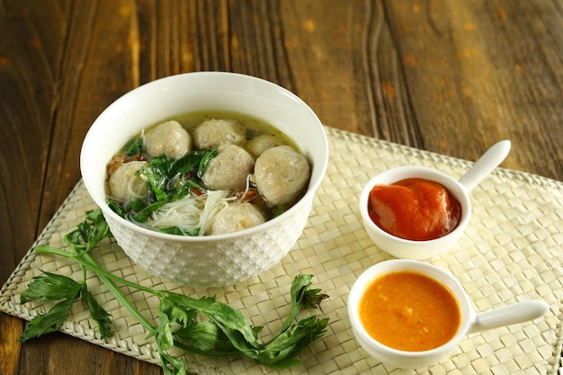 Bakso indonesisches Fleischbällchen, serviert mit Suppe und Nudeln