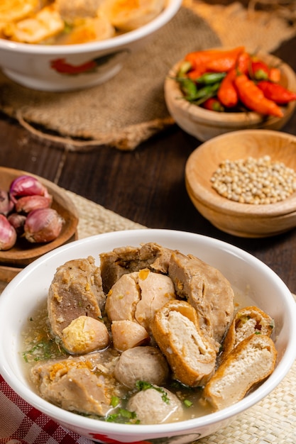 Foto bakso o baso es una albóndiga de indonesia