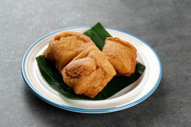 Bakso Tahu es una comida tradicional de Ungaran Java Central Indonesia hecha de tofu frito relleno con albóndigas espacio de copia