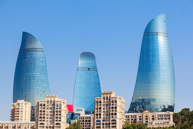 BAKU, Aserbaidschan - 15. September 2016: Baku Flame Towers ist der höchste Wolkenkratzer in Baku, Aserbaidschan mit einer Höhe von 190 m. Die Gebäude bestehen aus Wohnungen, einem Hotel und Bürogebäuden.