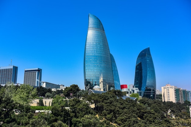 BAKU AZERBAIJAN Maio 2019 Flame Tower Hotel o maior edifício na capital das ruas do Azerbaijão de Baku