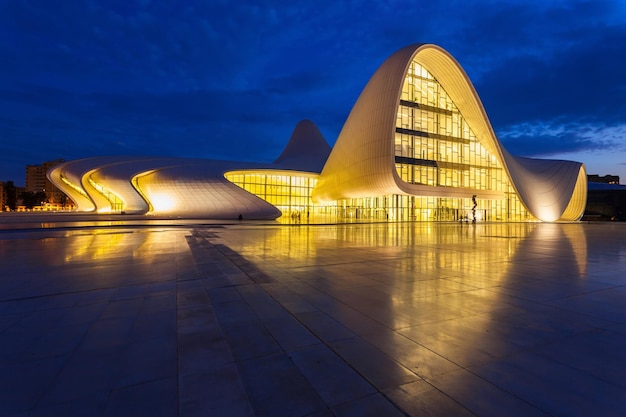 Foto baku, azerbaijão - 12 de setembro de 2016: o centro heydar aliyev à noite. é um complexo de edifícios em baku, no azerbaijão, conhecido por sua arquitetura distinta e estilo curvado e fluido.