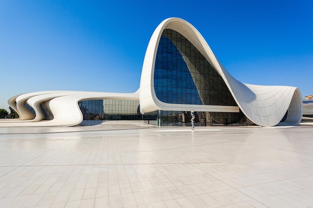 BAKU, AZERBAIYÁN - 14 DE SEPTIEMBRE DE 2016: El Centro Heydar Aliyev es un complejo de edificios en Bakú, Azerbaiyán diseñado por Zaha Hadid. El centro lleva el nombre de Heydar Aliyev, el líder de Azerbaiyán.
