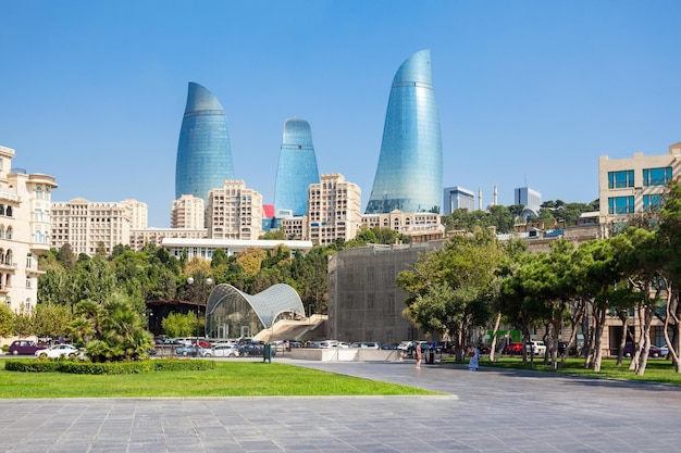 Foto baku flame towers ist mit einer höhe von 190 m der höchste wolkenkratzer in baku, aserbaidschan. die gebäude bestehen aus wohnungen, einem hotel und bürogebäuden.