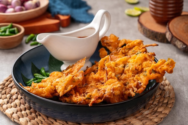 Bakwan é um bolinho de legumes ou gorengan da culinária indonésia.