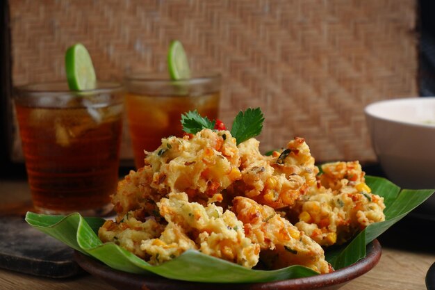 Foto bakwan jagung o buñuelo de verduras de la cocina indonesia