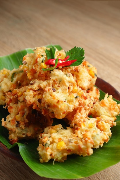 Foto bakwan jagung ou bolinho de legumes da culinária indonésia