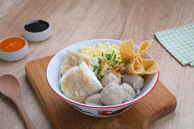 Bakwan Malang oder Bakso Malang, traditionelles Essen aus Malang, Ost-Java, Indonesien.