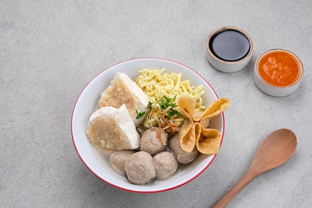 Bakwan Malang ou Bakso Malang, comida tradicional de Malang, East Java, Indonésia. sopa de almôndegas