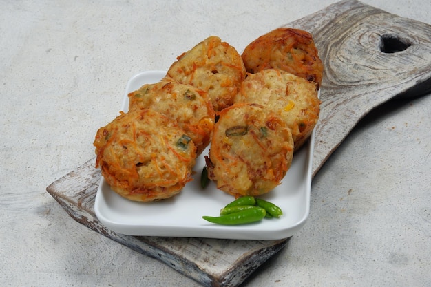 bakwan Pontianak o buñuelos de verduras Tentempié tradicional indonesioServido con chile crudo