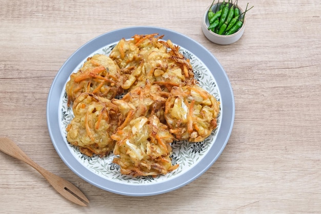 Bakwan Sayur oder Bala-Bala oder Gemüsekrapfen, indonesischer Snack aus Mehl, Kohl, Karotten