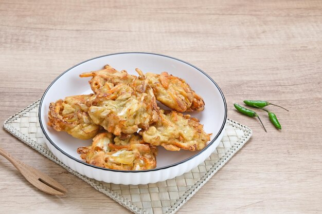 Bakwan Sayur oder Bala-Bala oder Gemüsekrapfen, indonesischer Snack aus Mehl, Kohl, Karotten