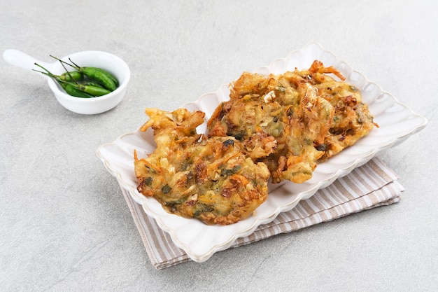 Bakwan Sayur oder Balabala oder Gemüsekrapfen indonesischer Snack aus Mehlkohlkarotten