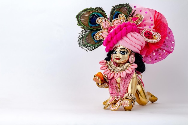 Foto bal krishna laddu gopal estatua de latón con hermosos paños amarillos y joyas krishna janmashtami