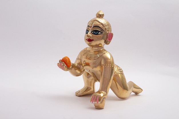 Foto bal krishna laddu gopal estatua de latón lado frente a fondo blanco